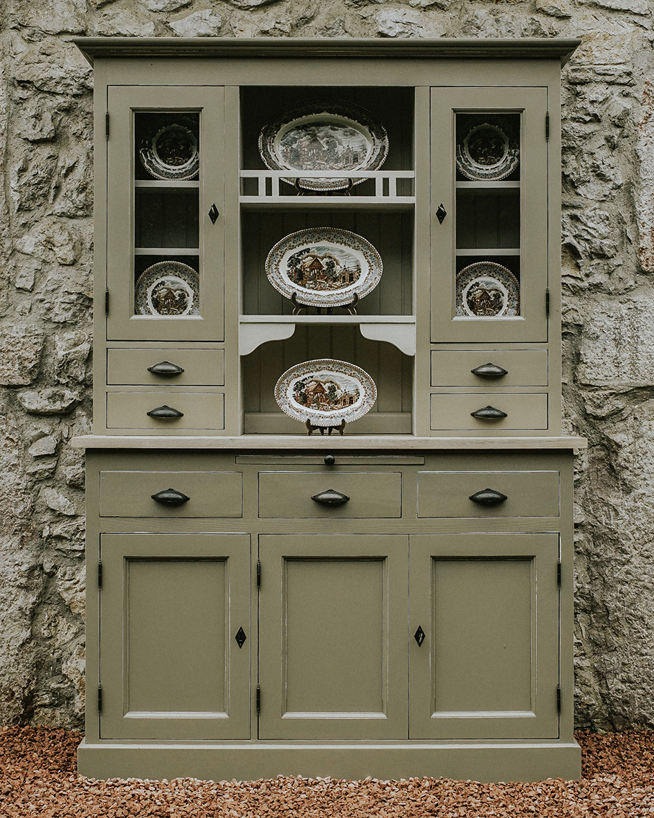 Alacena tradicional con vitrinas, fabricada en madera de pino resulta una excelente elección como mueble complementario de cocina.