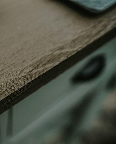 Isla de cocina con vitrinas y tapa de roble | Hinterland