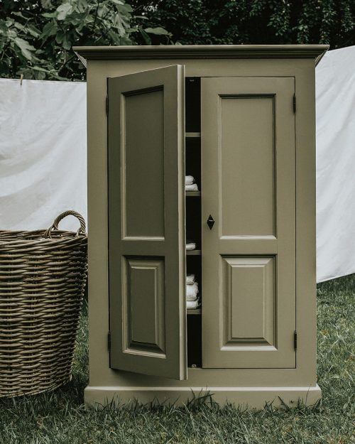 Pequeño armario bajo con estantes fabricado en madera maciza en varios colores