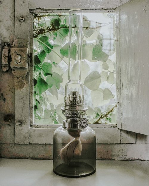Lámpara de parafina Karlskrona fabricada de forma tradicional con latón y vidrio ahumado