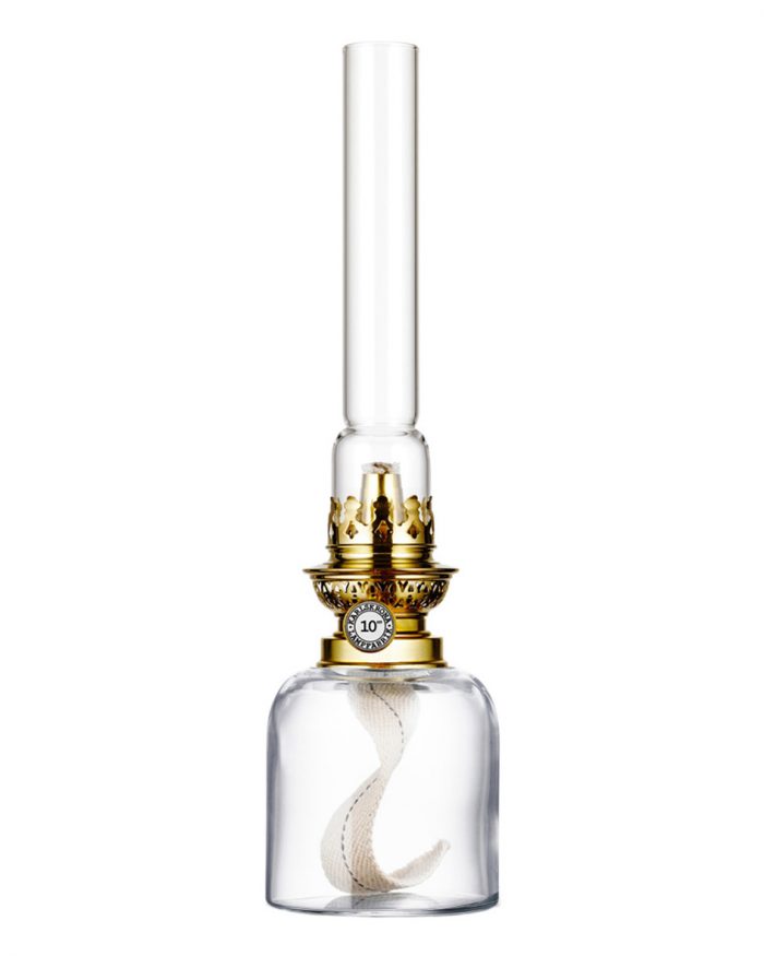 Lámpara de parafina Karlskrona, fabricada de forma tradicional en latón y vidrio transparente