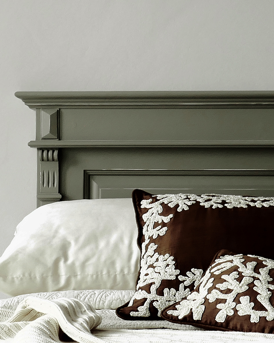 Dormitorio con cama de madera con edredón blanco cabeceros de